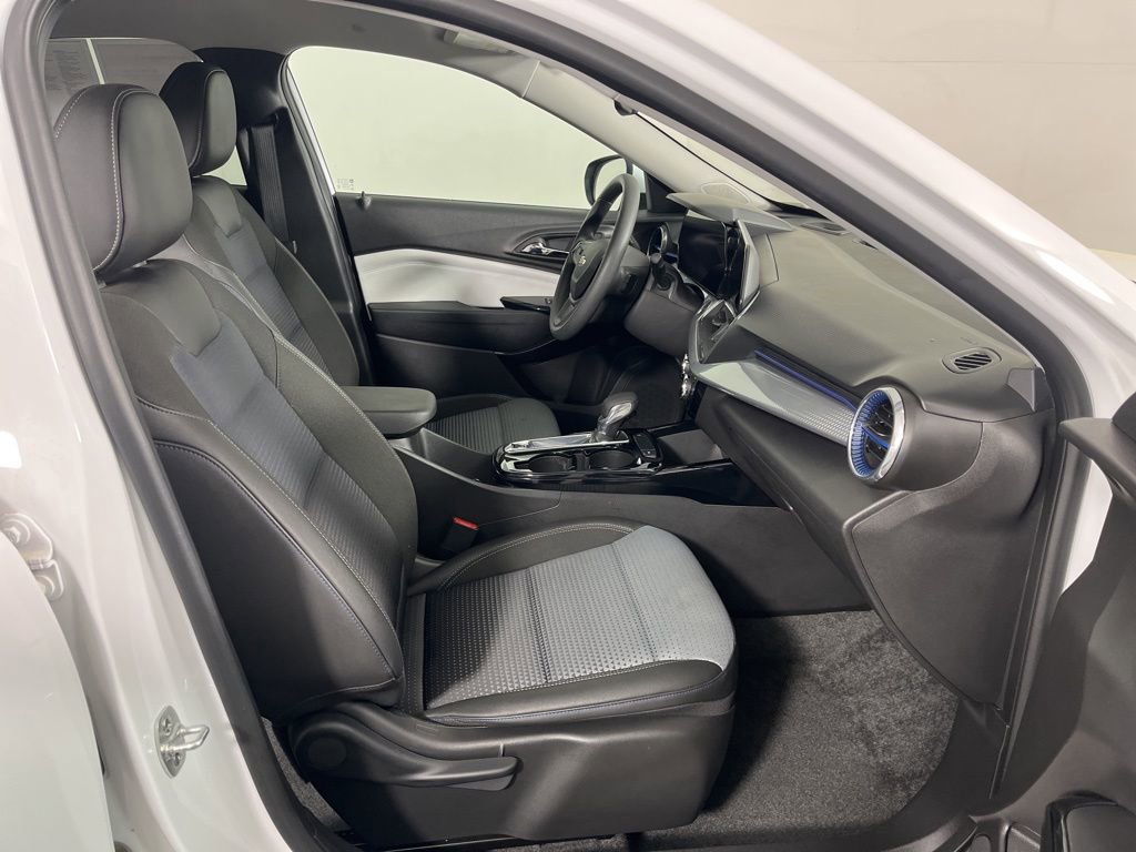 Certified 2025 Chevrolet Trax LT FWD image 6