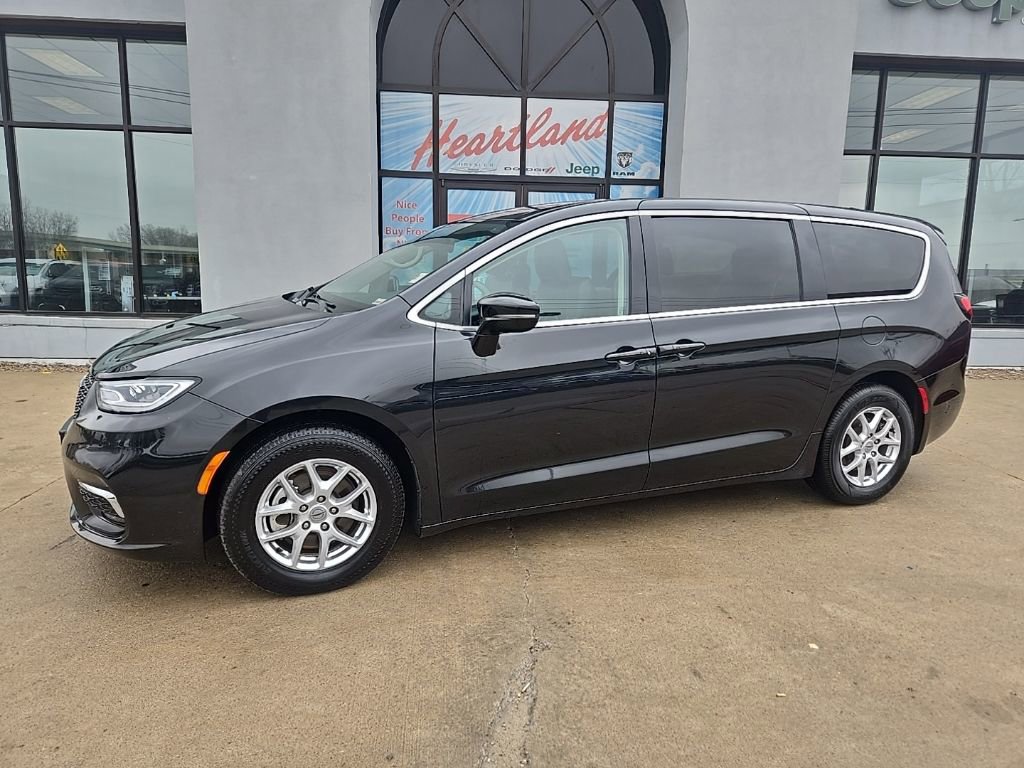 Used 2024 Chrysler Pacifica Touring-L image 4