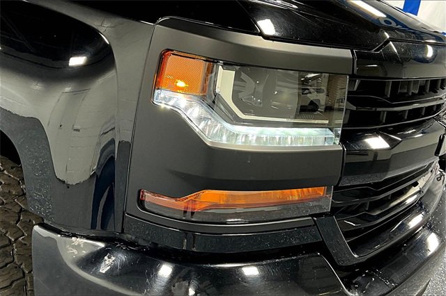 Used 2018 Chevrolet Silverado 1500 LT w/ Midnight Edition image 25