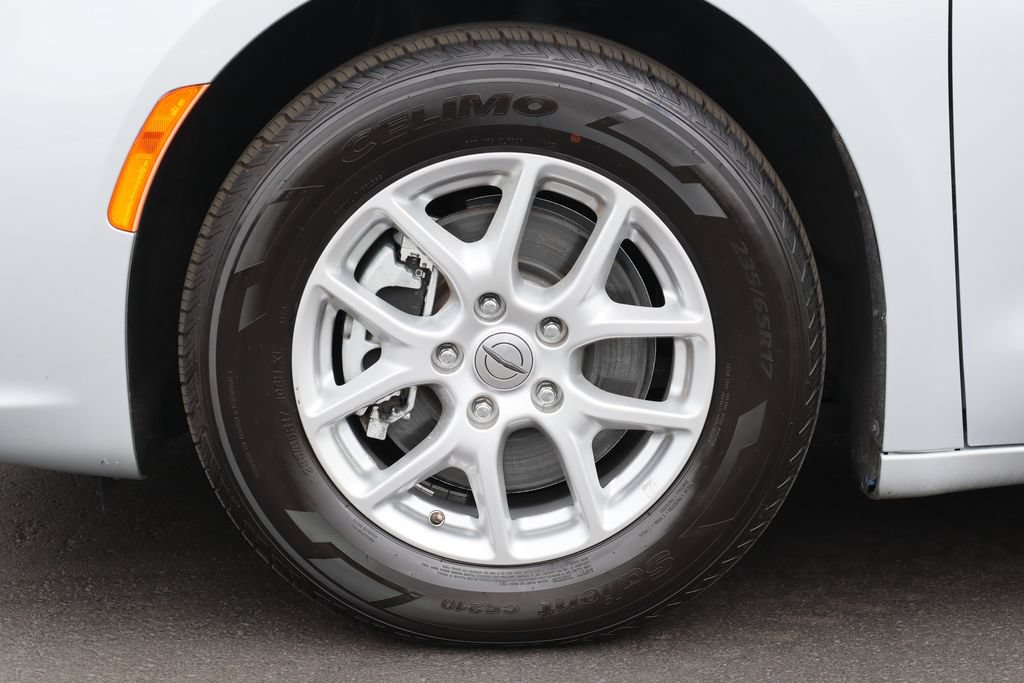 Used 2023 Chrysler Pacifica Touring FWD image 31