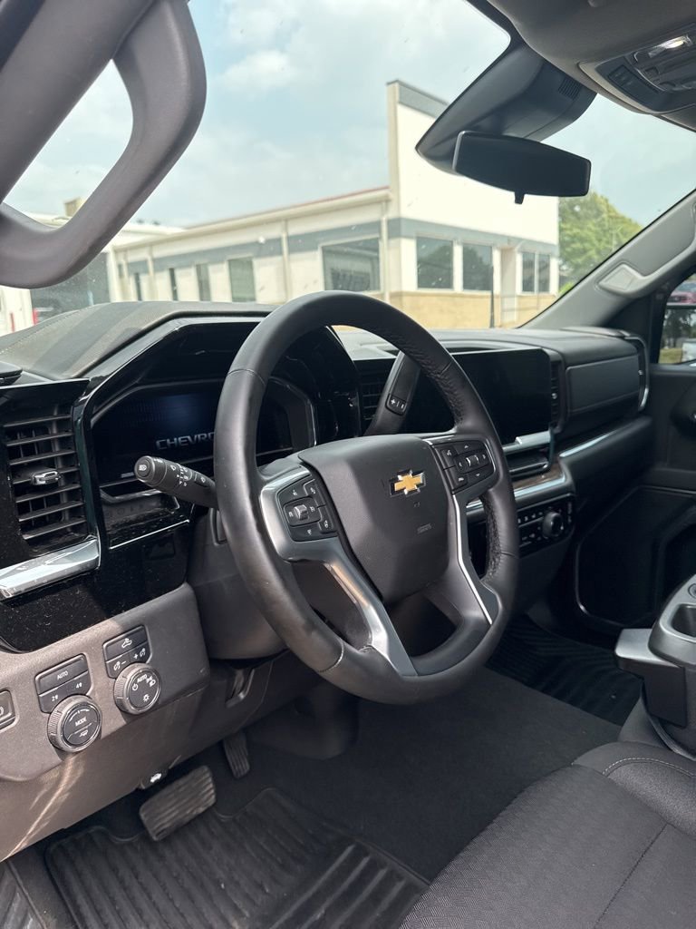 Used 2023 Chevrolet Silverado 1500 LT AWD/4WD image 2