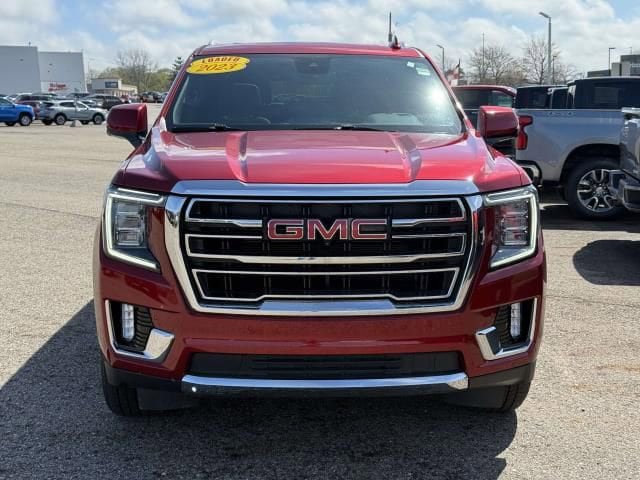 Used 2023 GMC Yukon XL SLT w/ SLT Premium Package AWD/4WD image 3