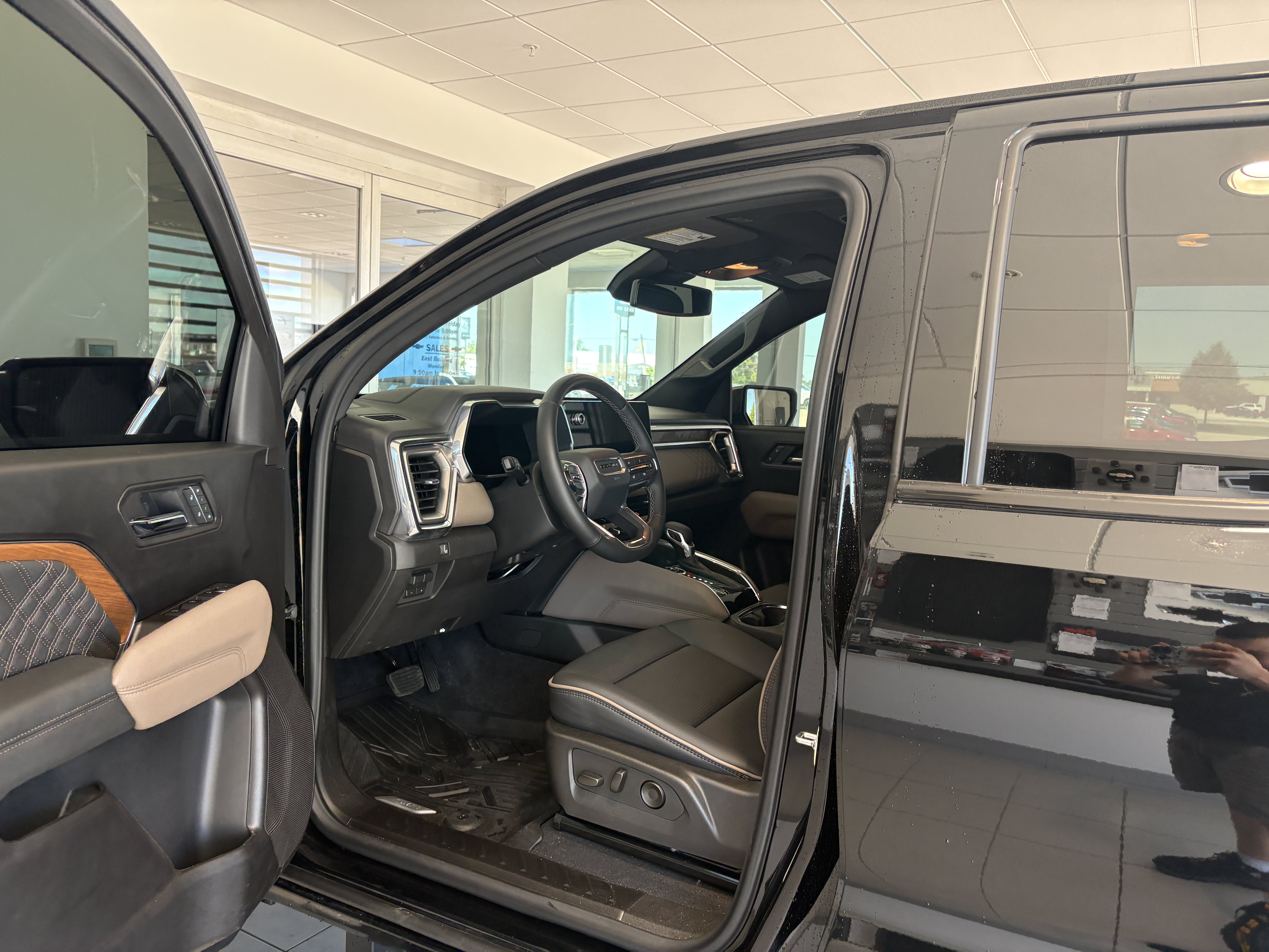 Used 2026 GMC Canyon Denali AWD/4WD image 2