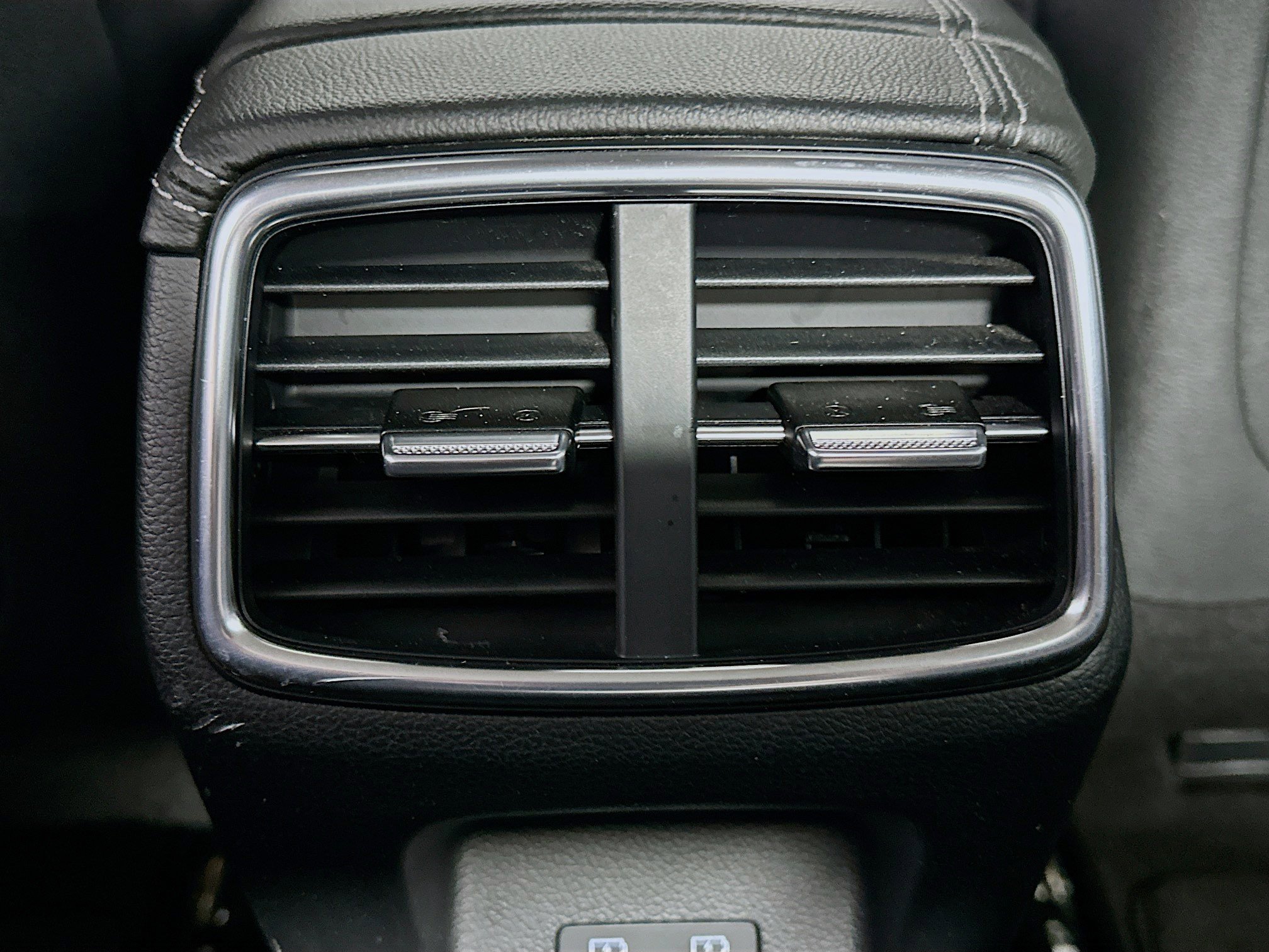 Used 2025 Genesis G70 2.5T image 28