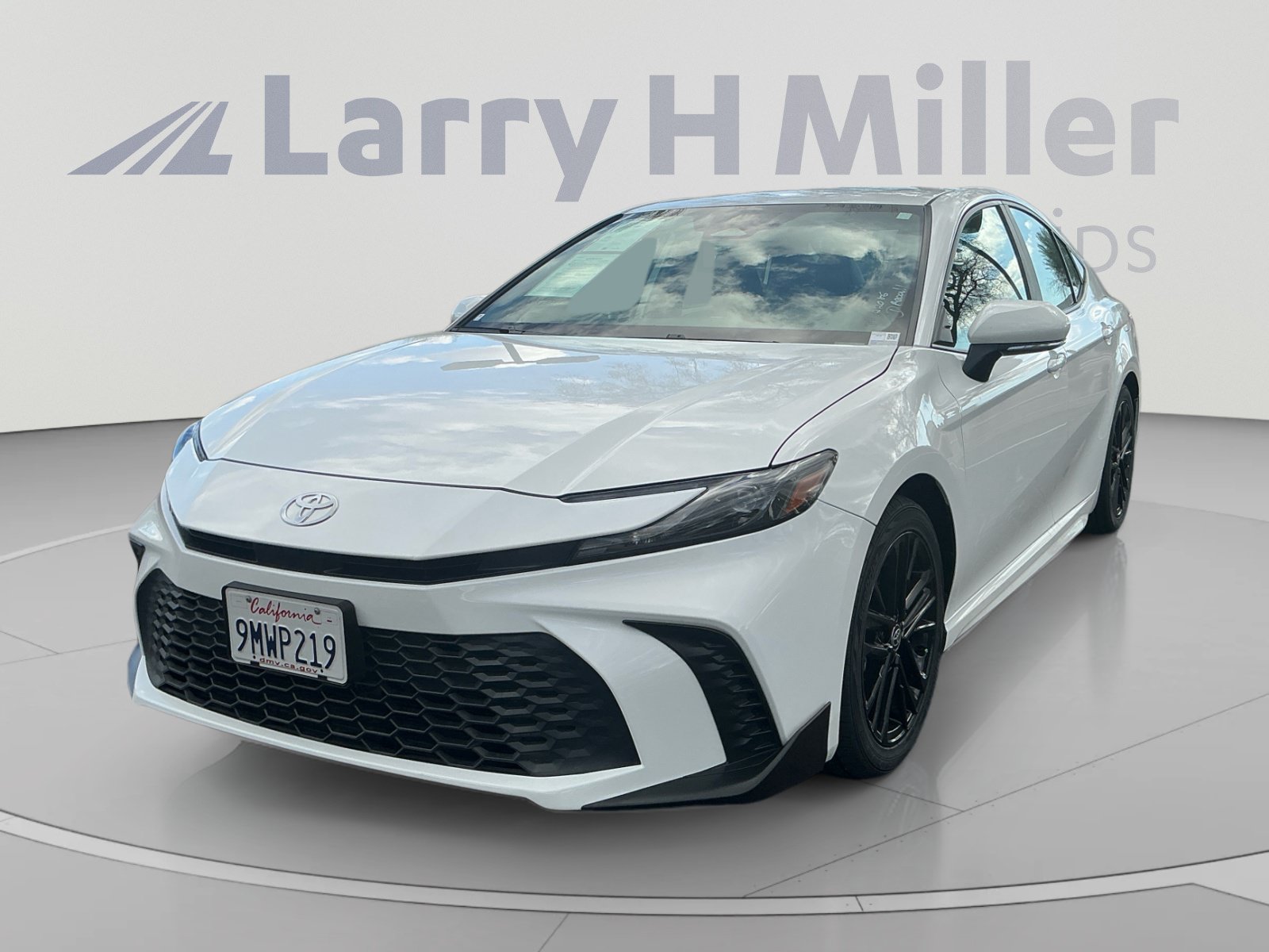 Certified 2025 Toyota Camry SE FWD image 1