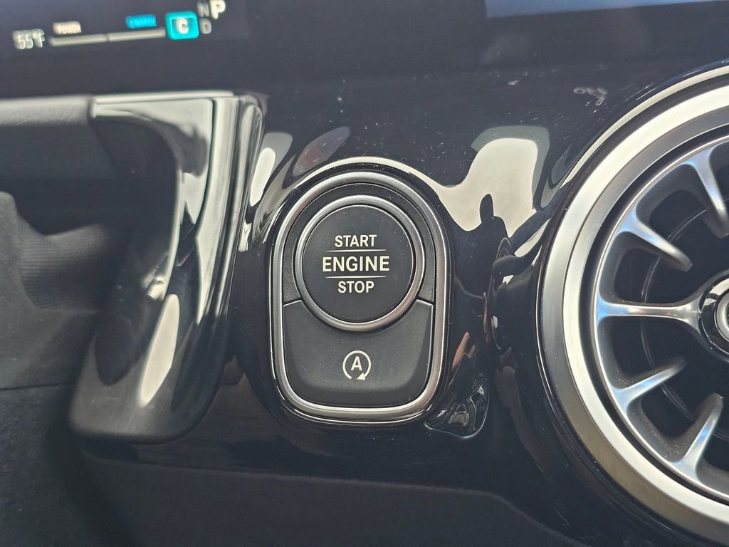 Used 2025 Mercedes-Benz GLA 250 4MATIC image 16