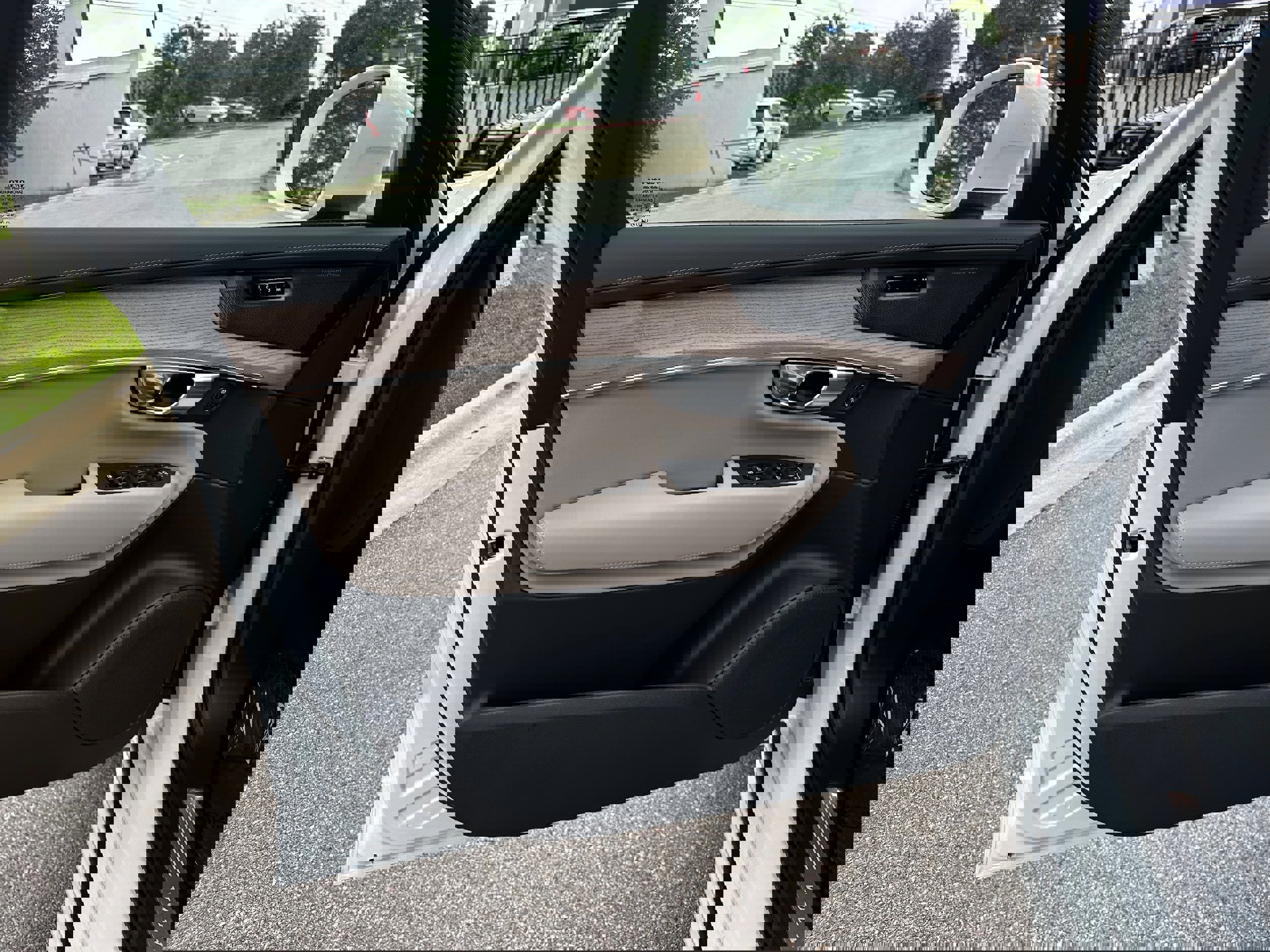 New 2025 Volvo XC90 T8 Plus w/ Protection Package Premier image 18