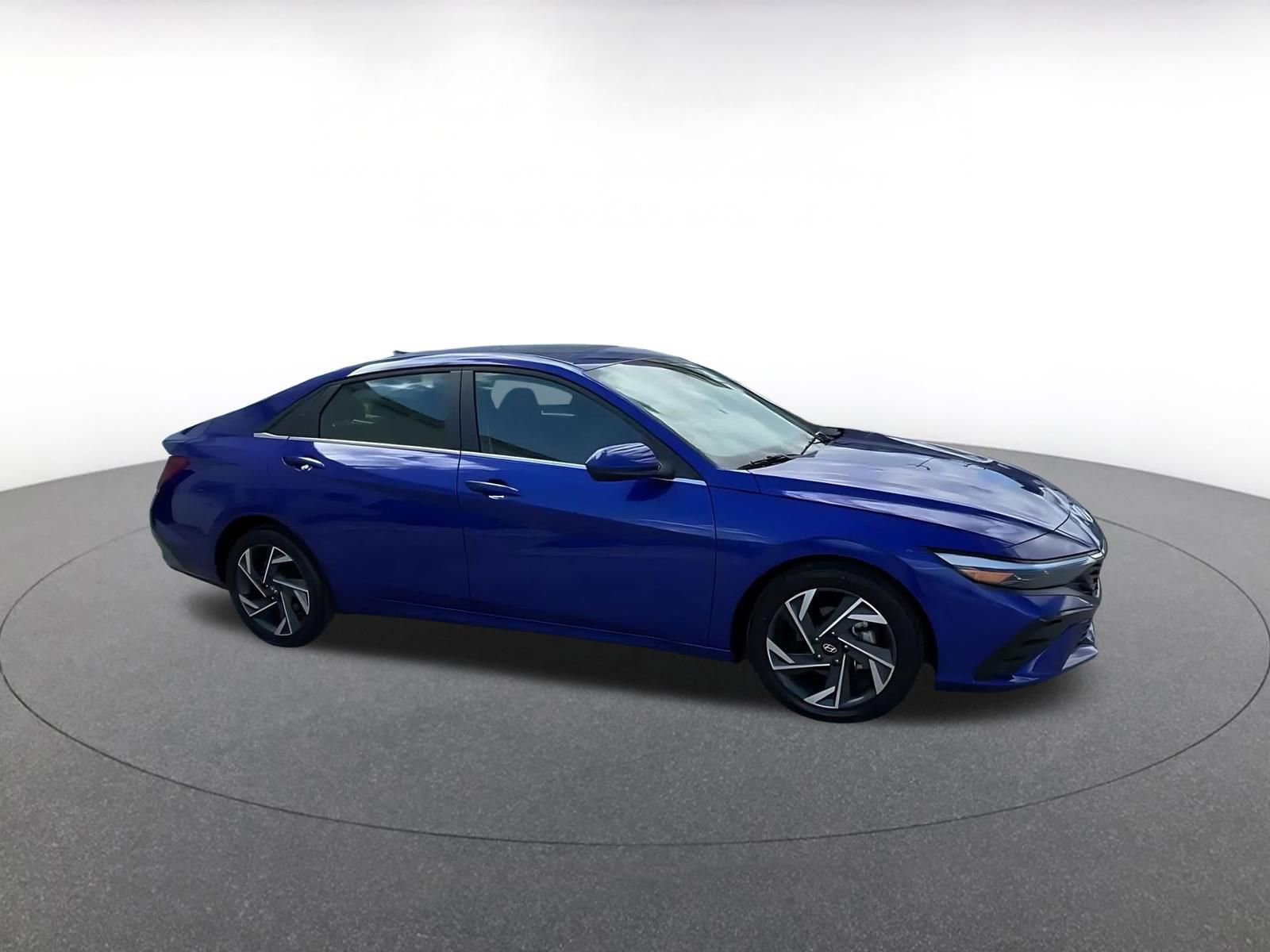 Used 2025 Hyundai Elantra SEL image 2