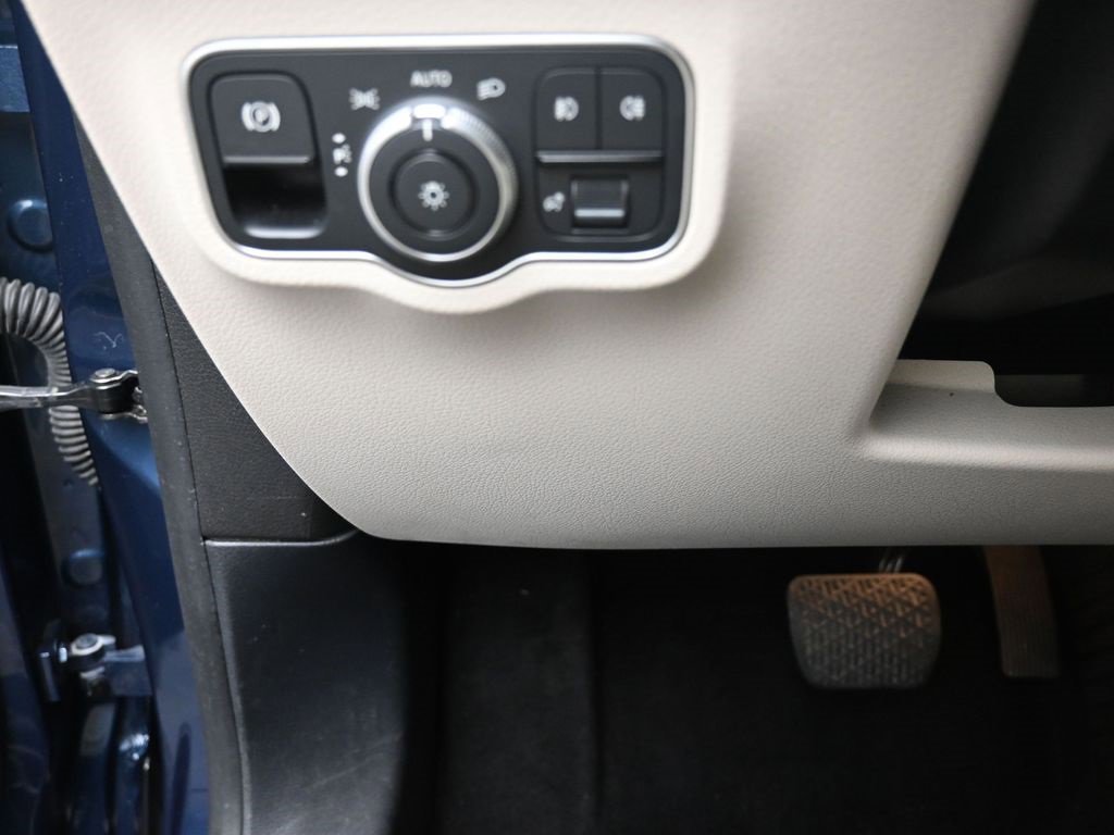 Used 2021 Mercedes-Benz GLB 250 w/ Premium Package image 16