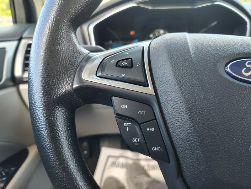 Used 2017 Ford Fusion SE FWD image 24