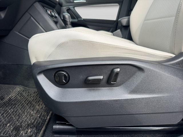 Used 2020 Volkswagen Tiguan SE w/ Panoramic Sunroof Package image 26