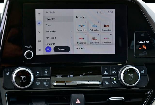 Certified 2024 Toyota Highlander XLE image 24