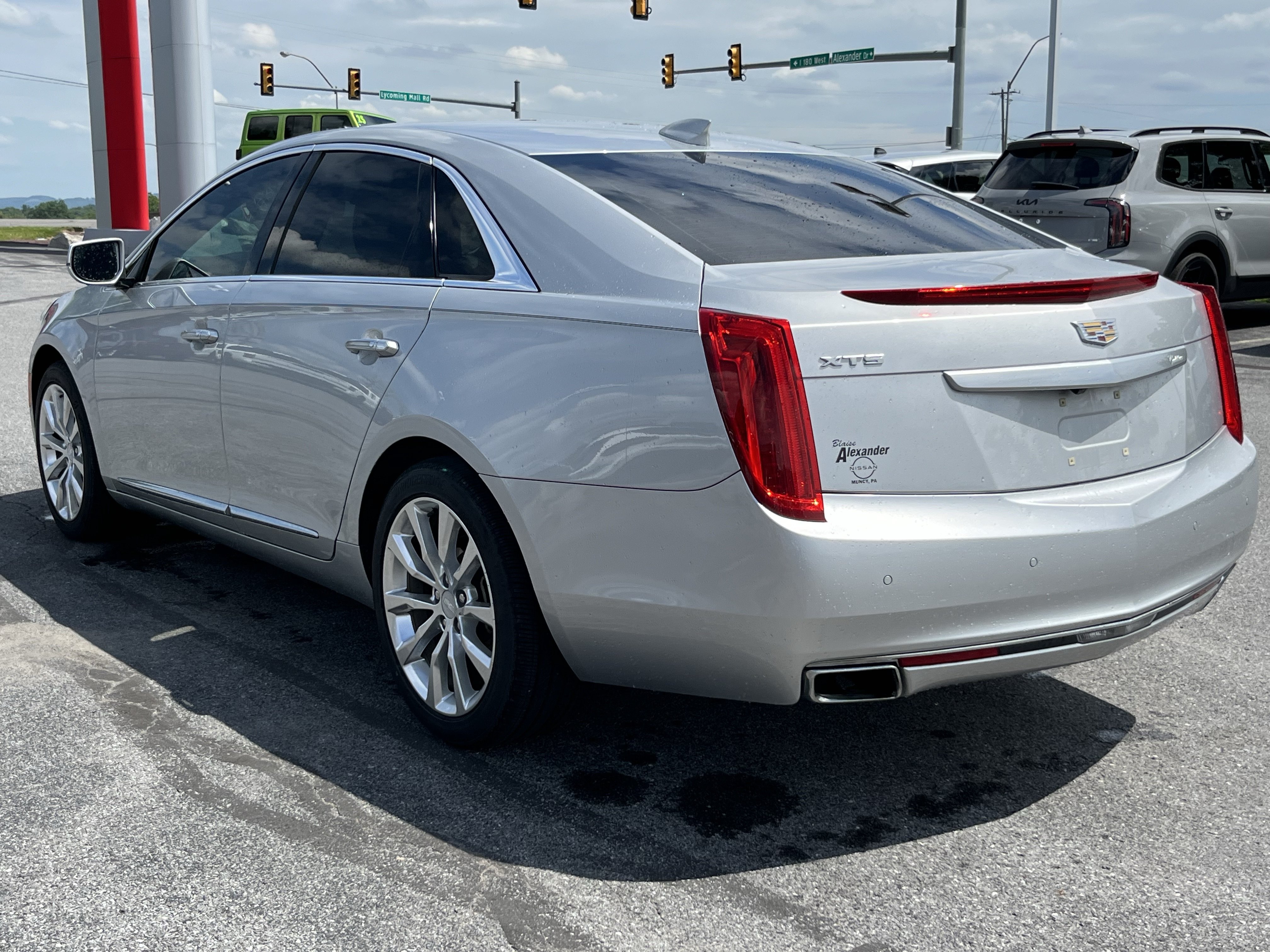 Used 2016 Cadillac XTS Luxury w/ Driver Awareness Package FWD image 8