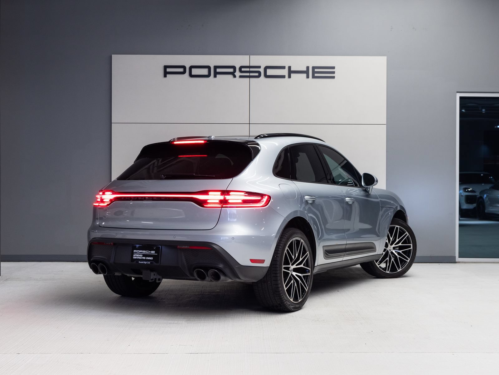 Certified 2024 Porsche Macan AWD/4WD image 7