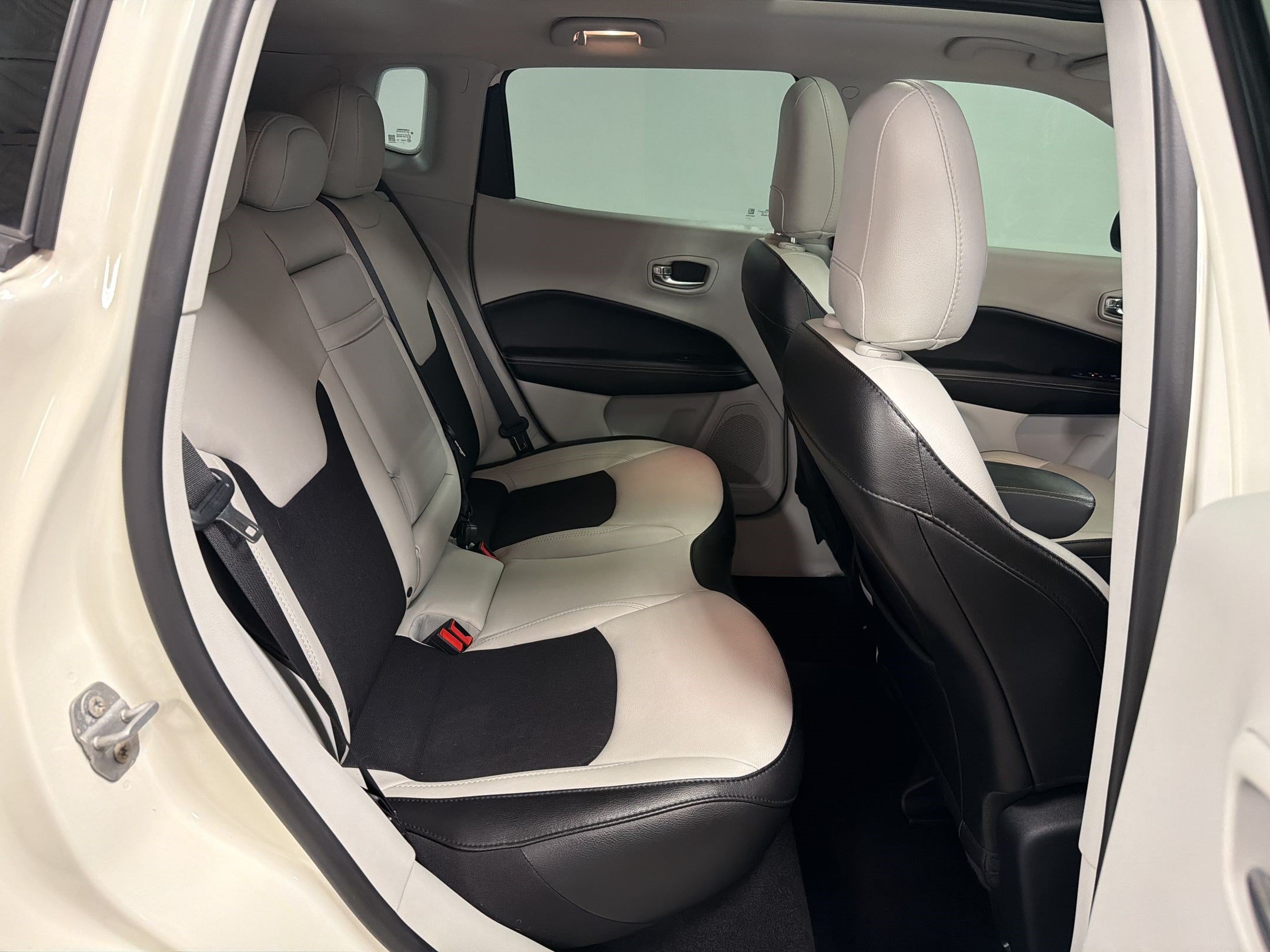 Used 2020 Jeep Compass Latitude FWD image 31