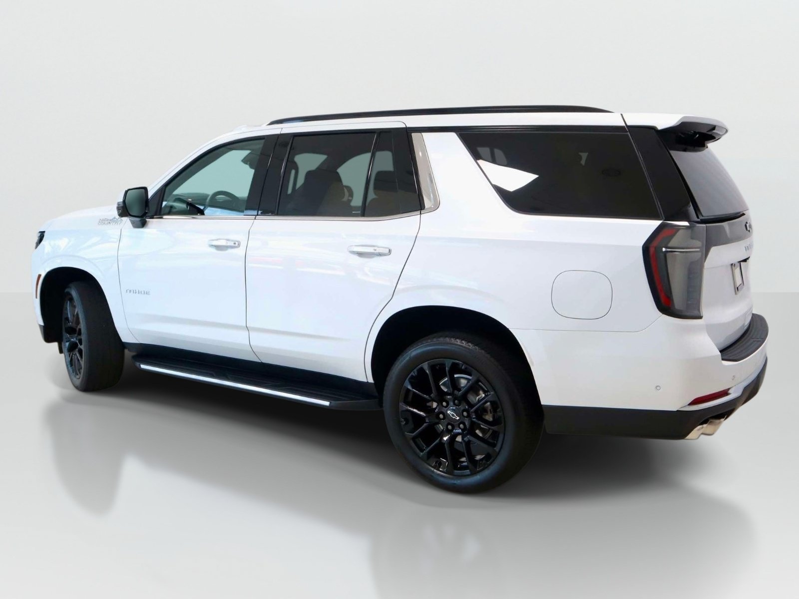 Used 2025 Chevrolet Tahoe High Country AWD/4WD image 3