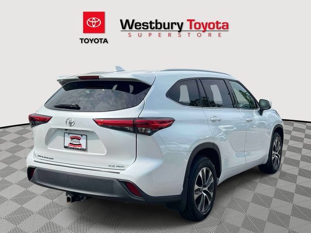 Used 2022 Toyota Highlander XLE AWD/4WD image 6