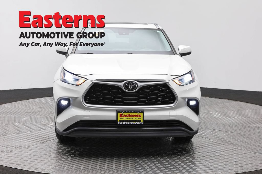 Used 2021 Toyota Highlander XLE AWD/4WD image 2