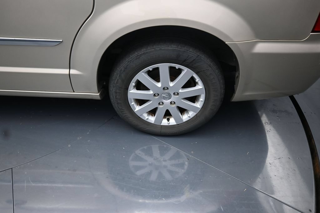Used 2014 Chrysler Town & Country Touring FWD image 13
