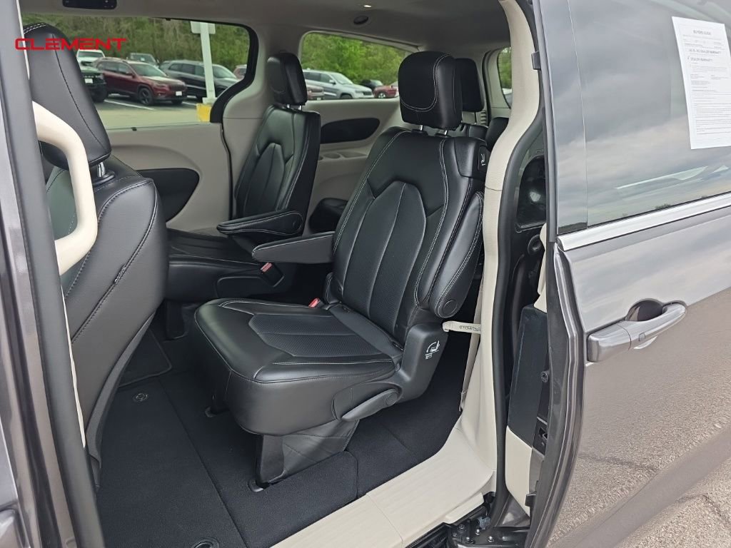 Used 2023 Chrysler Pacifica Touring-L image 18