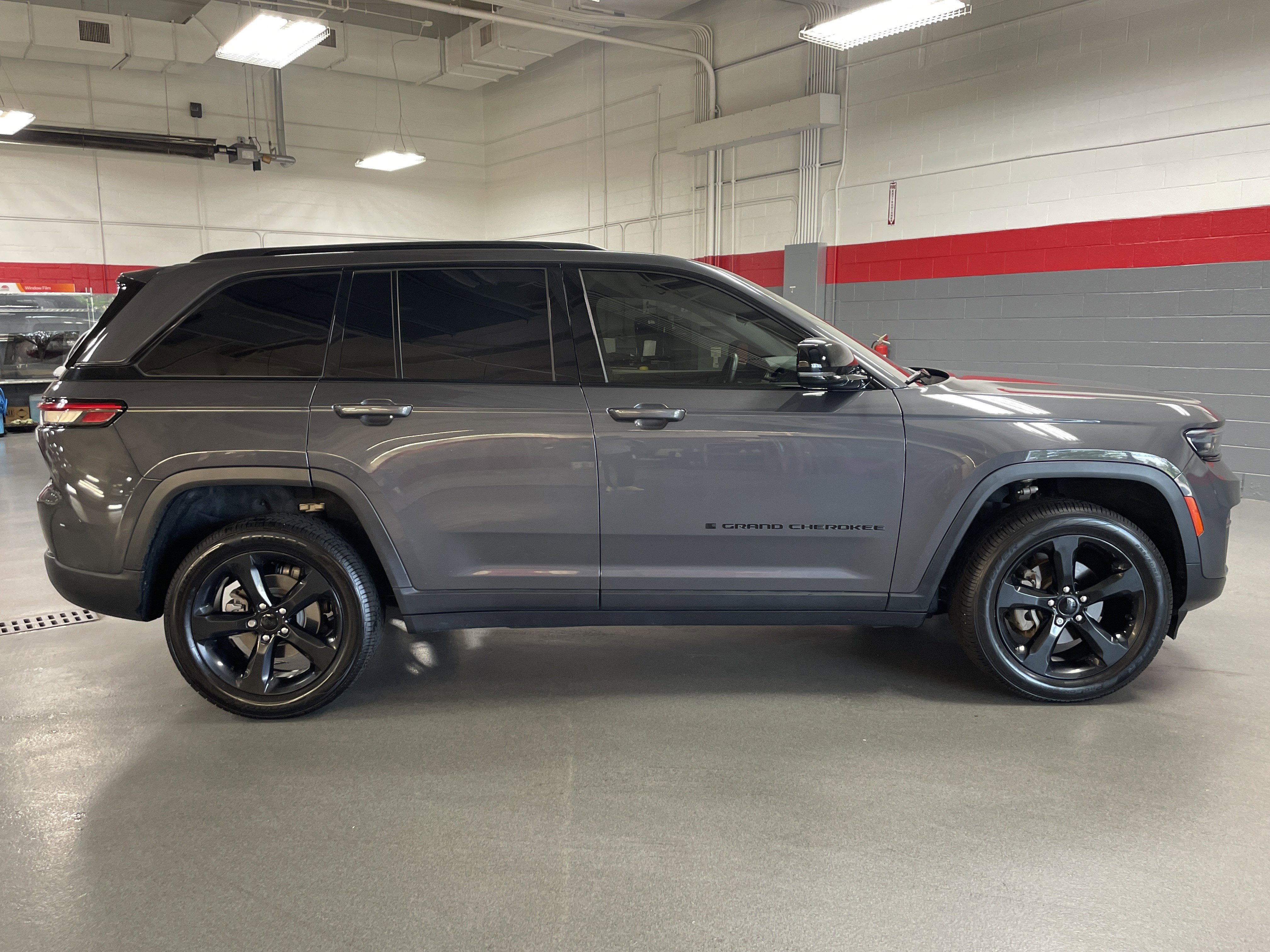 Used 2022 Jeep Grand Cherokee Altitude RWD image 11