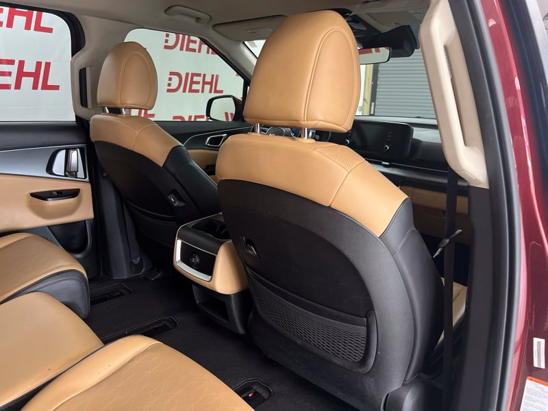 Used 2023 Kia Carnival LX FWD image 11