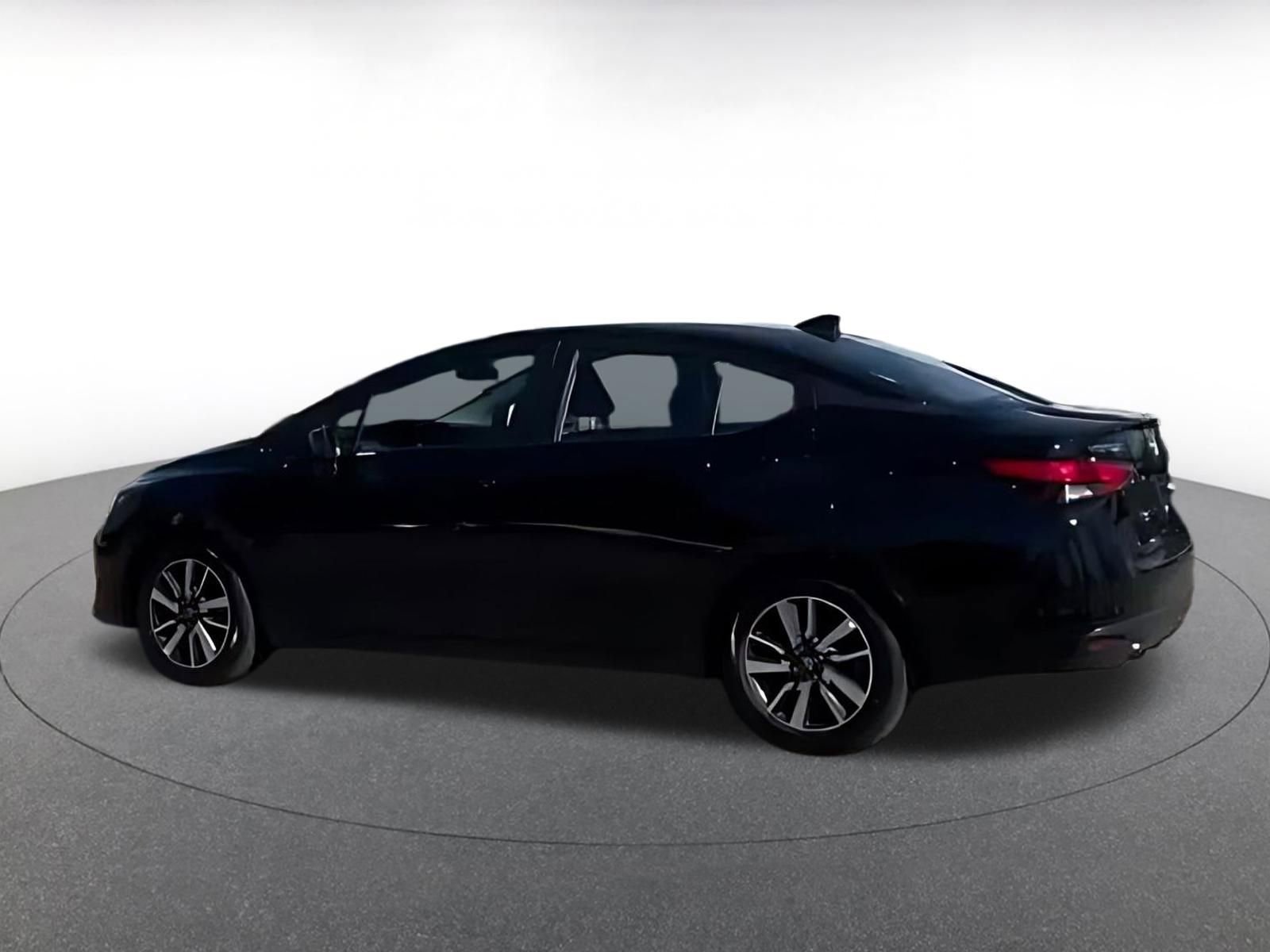 Used 2025 Nissan Versa SV image 4