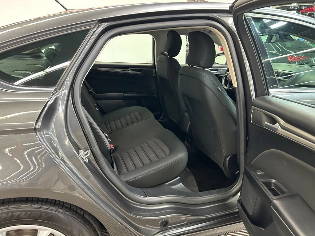 Used 2018 Ford Fusion SE FWD image 14