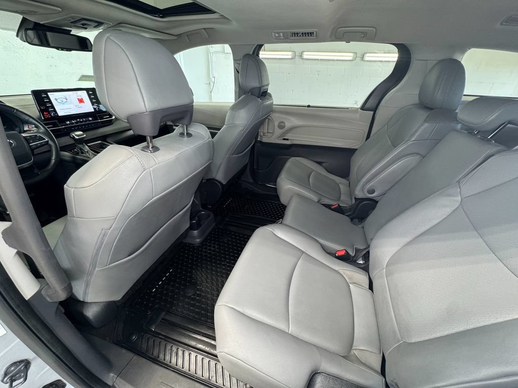 Used 2024 Toyota Sienna XLE FWD image 21