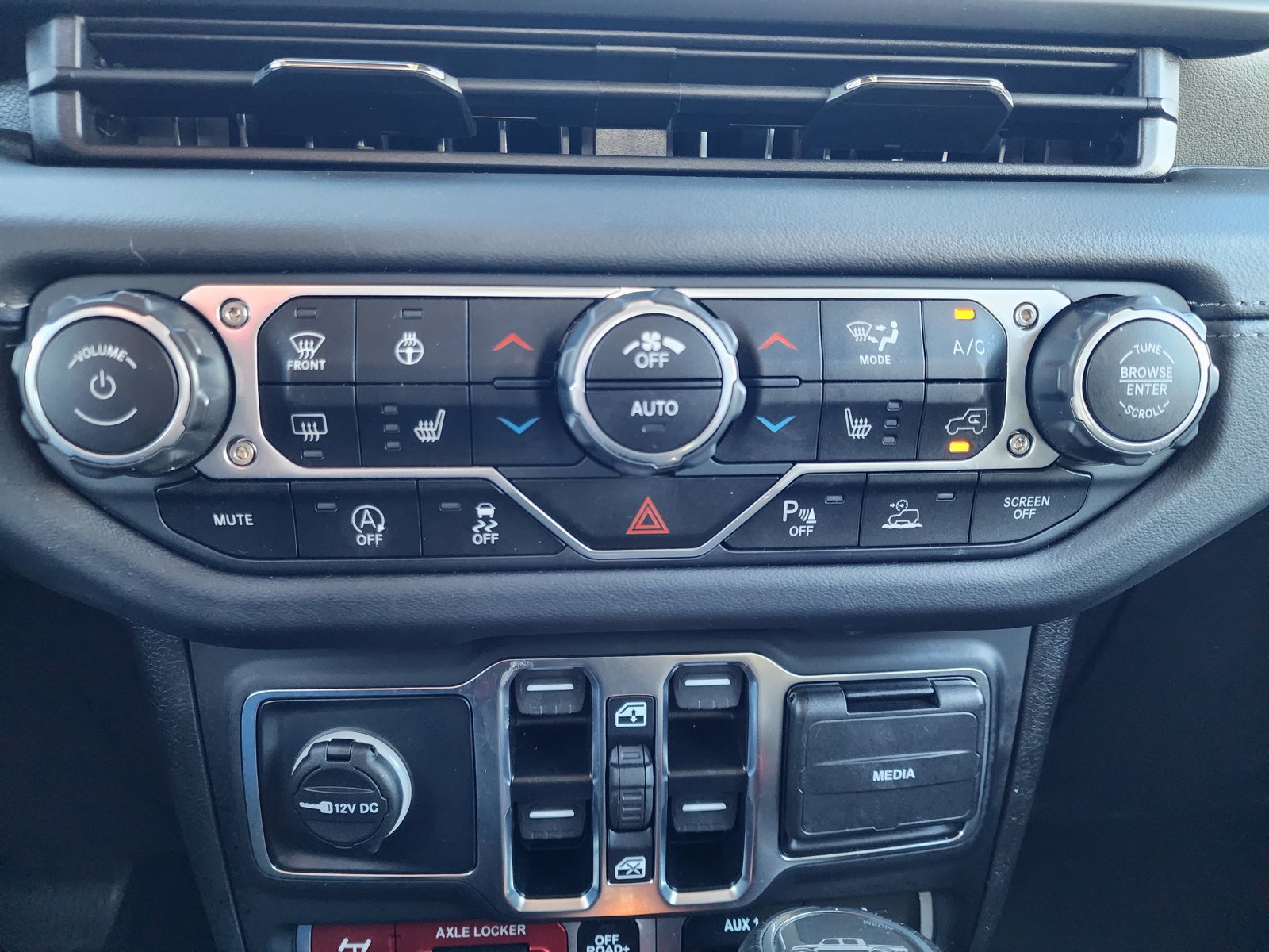 Used 2025 Jeep Gladiator Mojave AWD/4WD image 32
