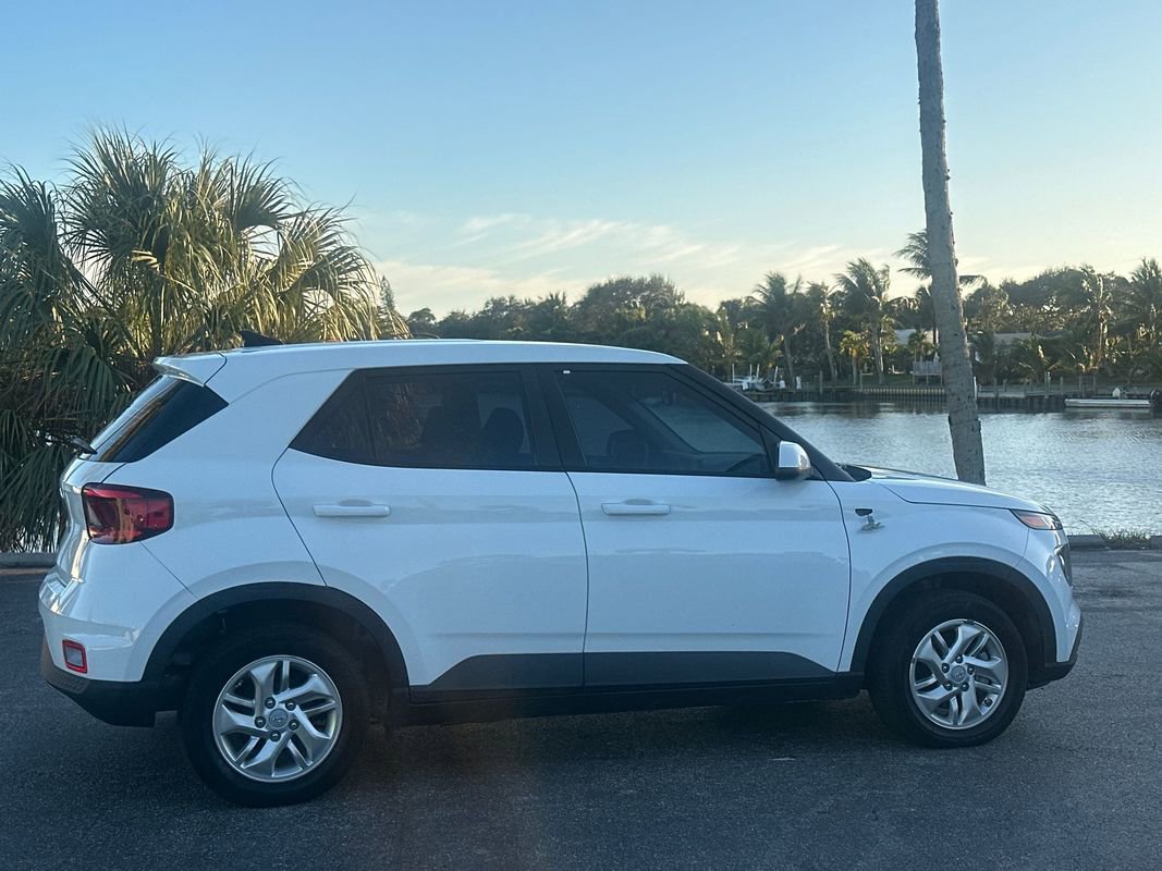 Used 2021 Hyundai Venue SE image 6