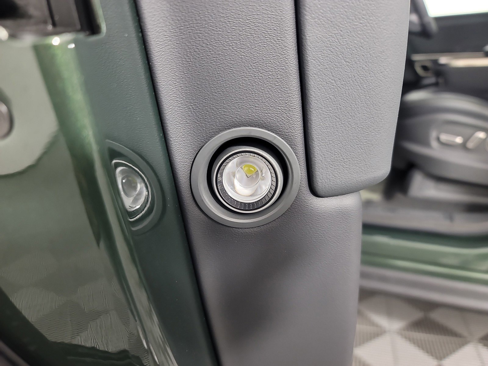 Used 2024 Rivian R1S Adventure AWD/4WD image 32