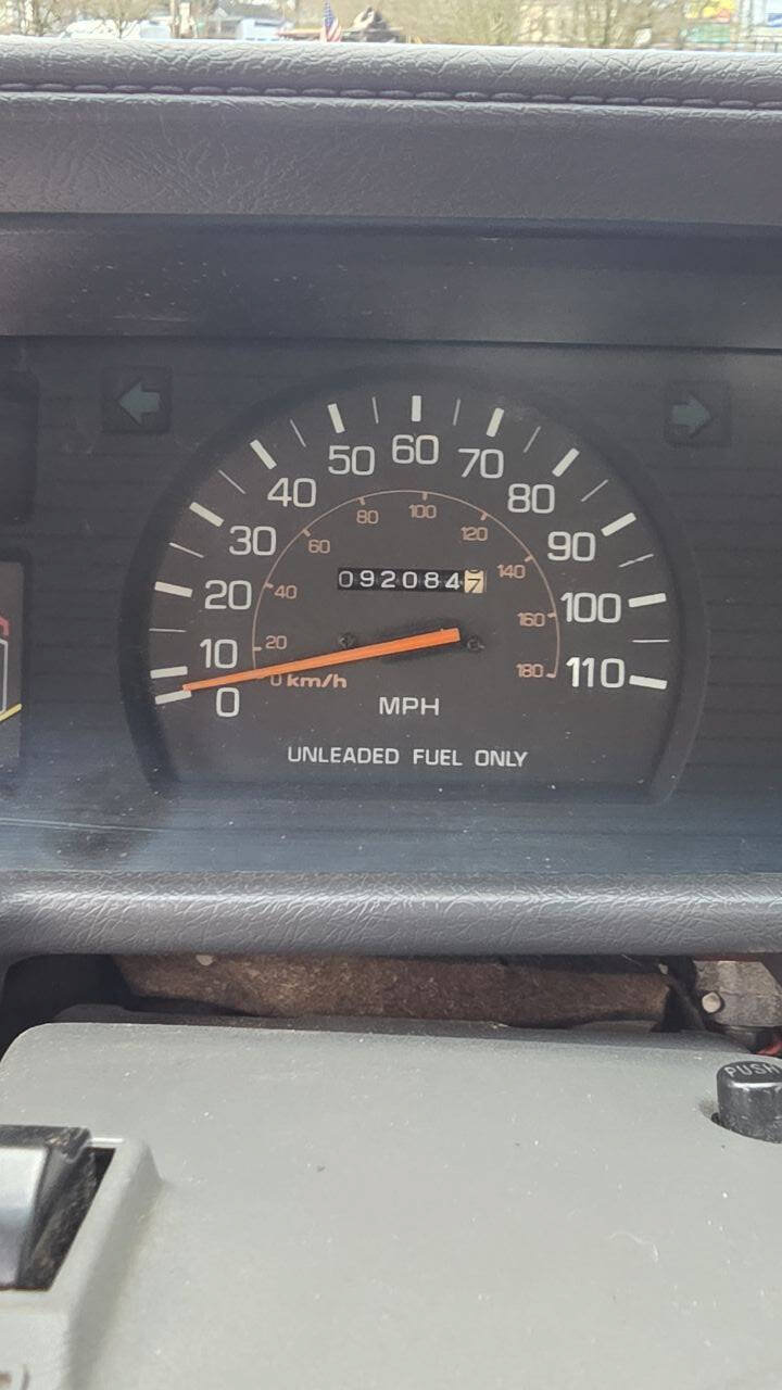 Used 1987 Toyota Pickup Deluxe AWD/4WD image 16