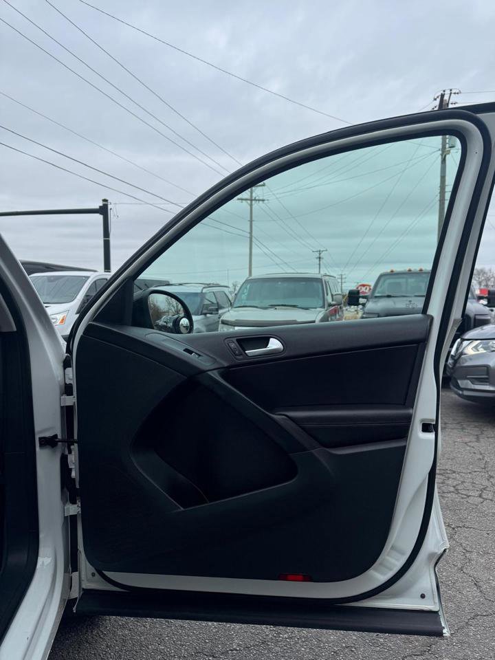 Used 2017 Volkswagen Tiguan Sport image 16