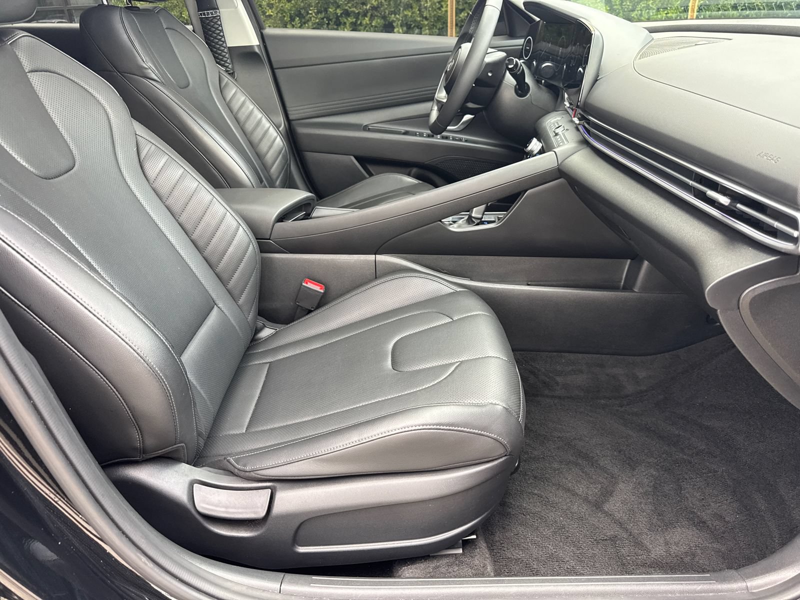 Certified 2025 Hyundai Elantra Limited FWD image 12
