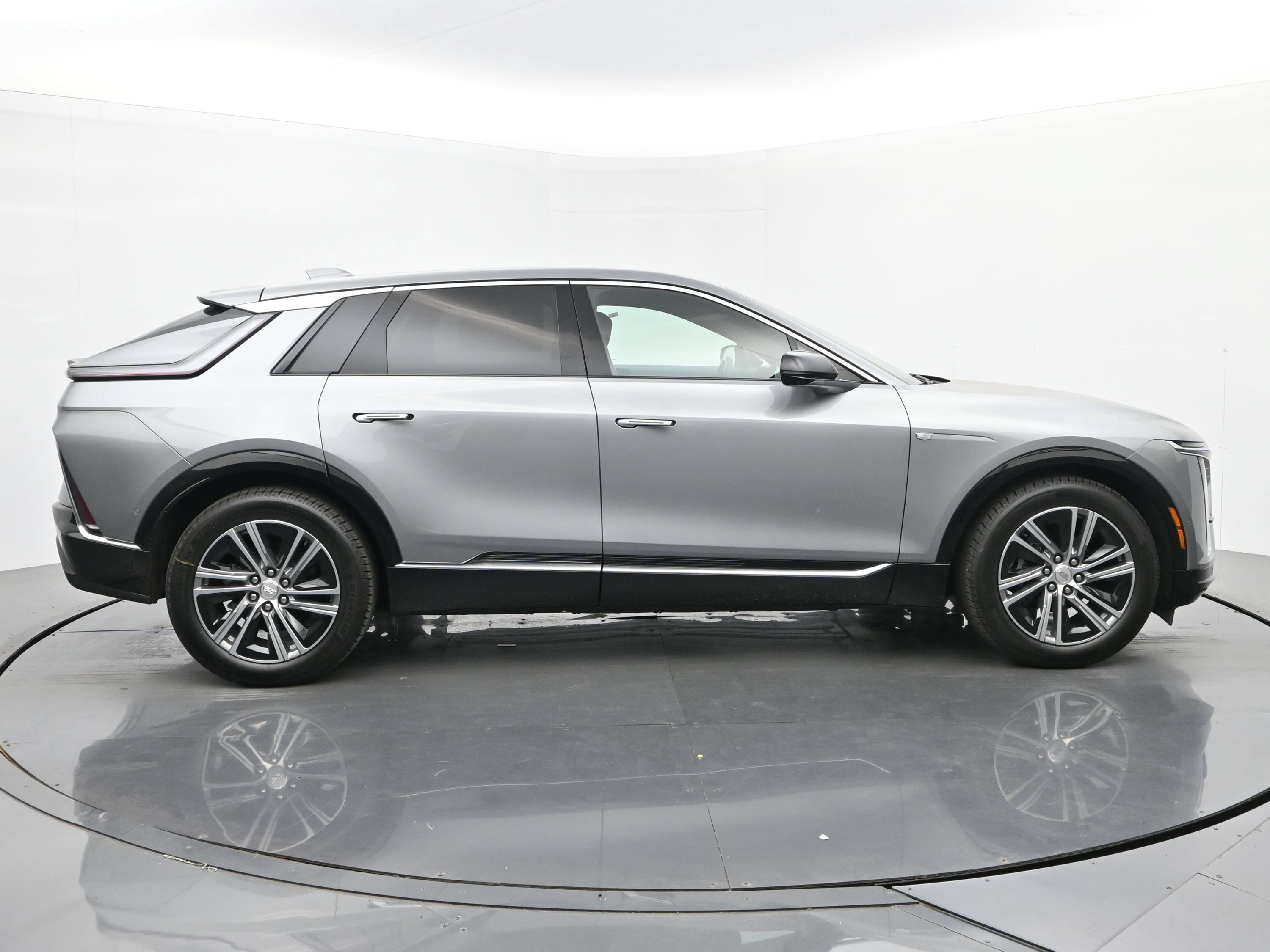 New 2026 Cadillac Lyriq Luxury AWD/4WD image 6