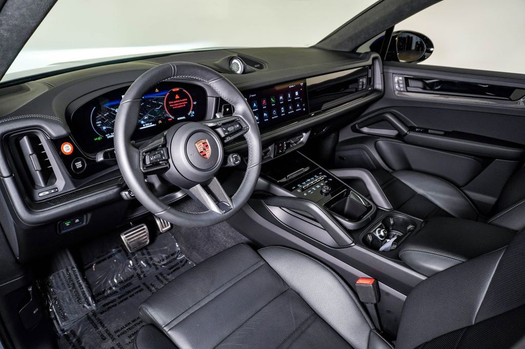 Certified 2025 Porsche Cayenne GTS AWD/4WD image 4