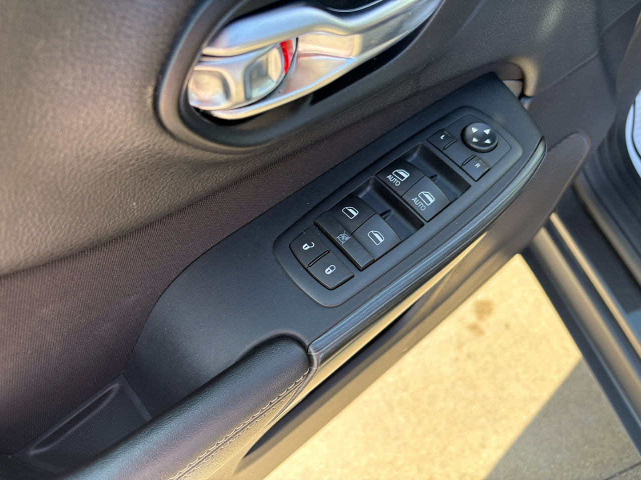 Used 2016 Jeep Cherokee Latitude image 12