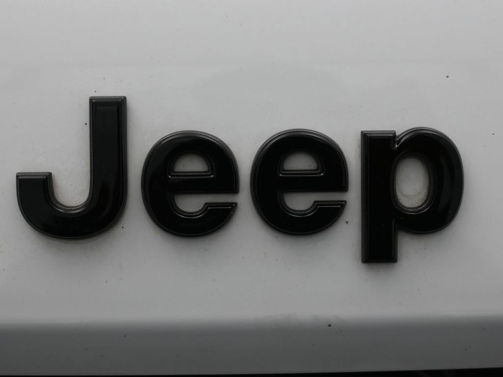 Used 2022 Jeep Grand Cherokee Altitude RWD image 10