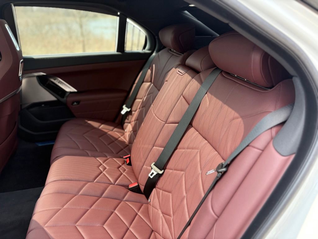 Certified 2025 BMW 760i xDrive w/ Executive Package image 17