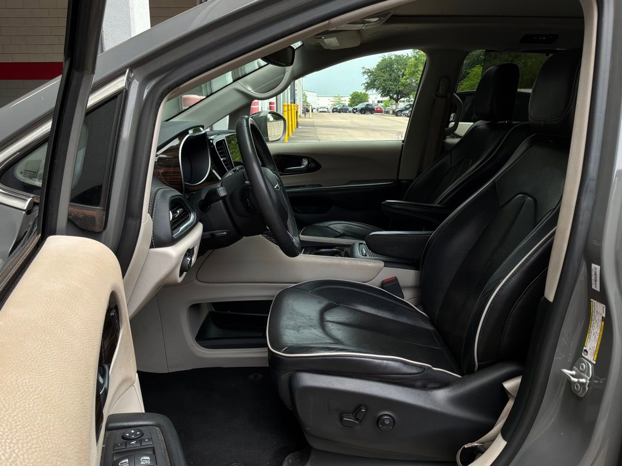 Used 2022 Chrysler Pacifica Limited FWD image 10