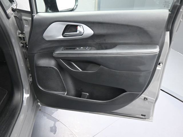 Used 2025 Chrysler Pacifica Limited image 13