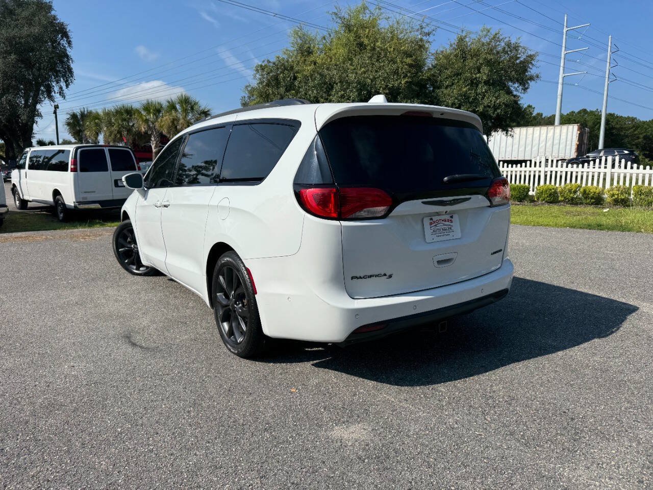 Used 2019 Chrysler Pacifica Limited w/ Advanced Safetytec Group FWD image 32