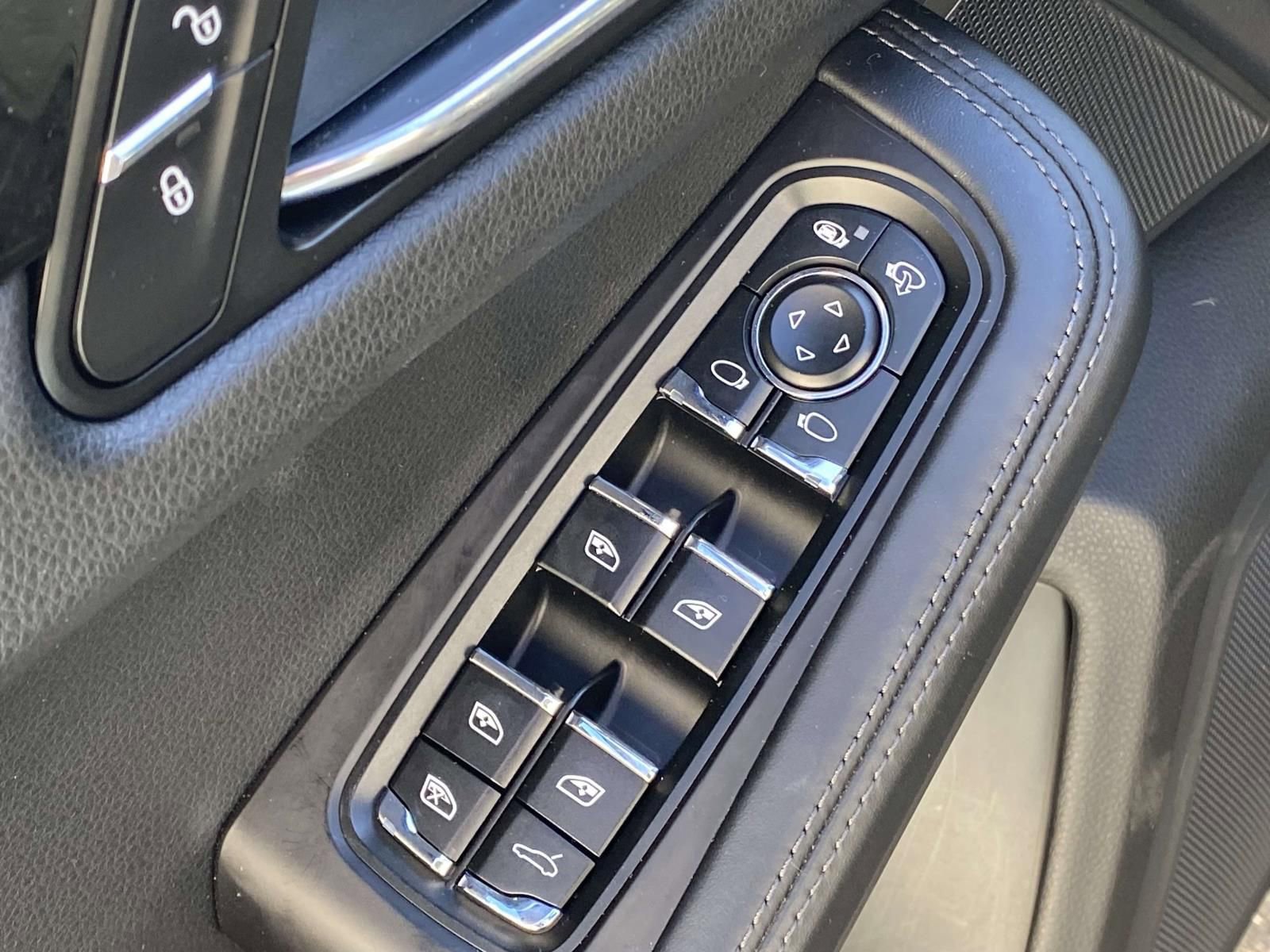 Used 2018 Porsche Macan w/ Premium Package Plus AWD/4WD image 18