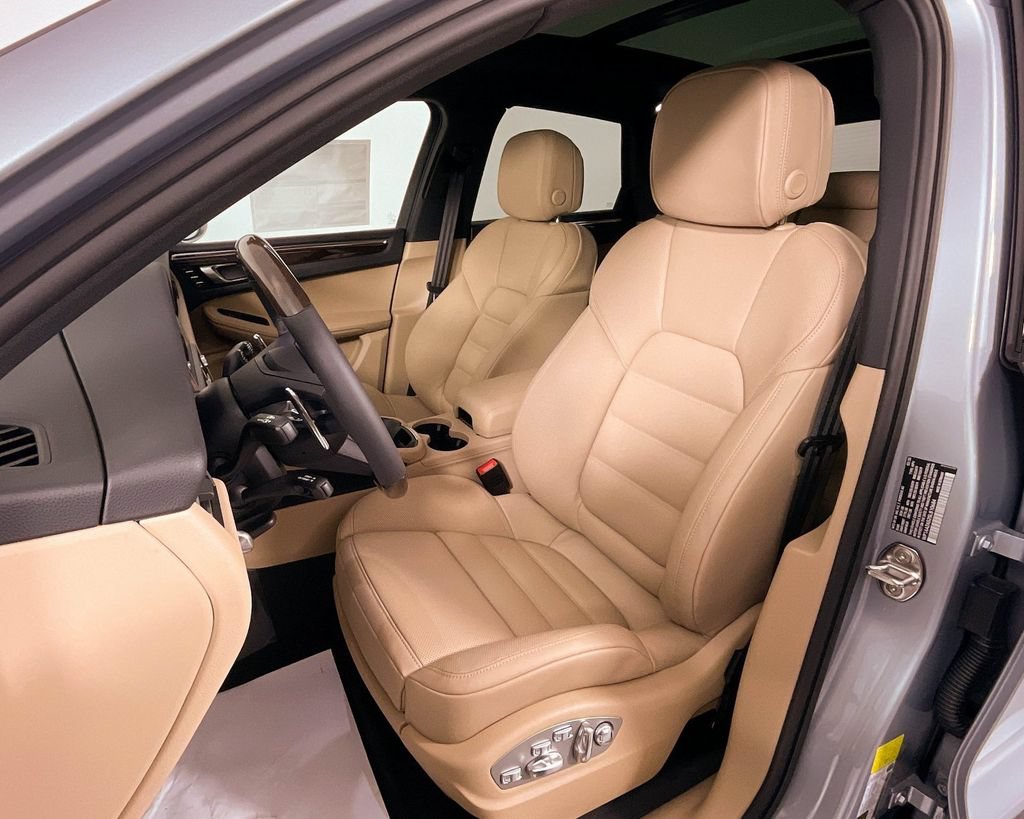 Certified 2025 Porsche Macan AWD/4WD image 5