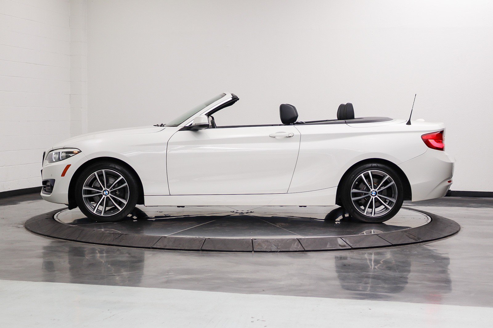 Used 2019 BMW 230i Convertible w/ Convenience Package RWD image 12