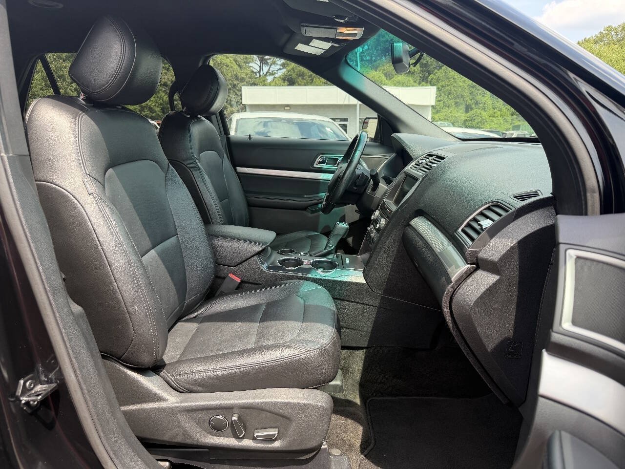 Used 2016 Ford Explorer XLT w/ Equipment Group 202A FWD image 14