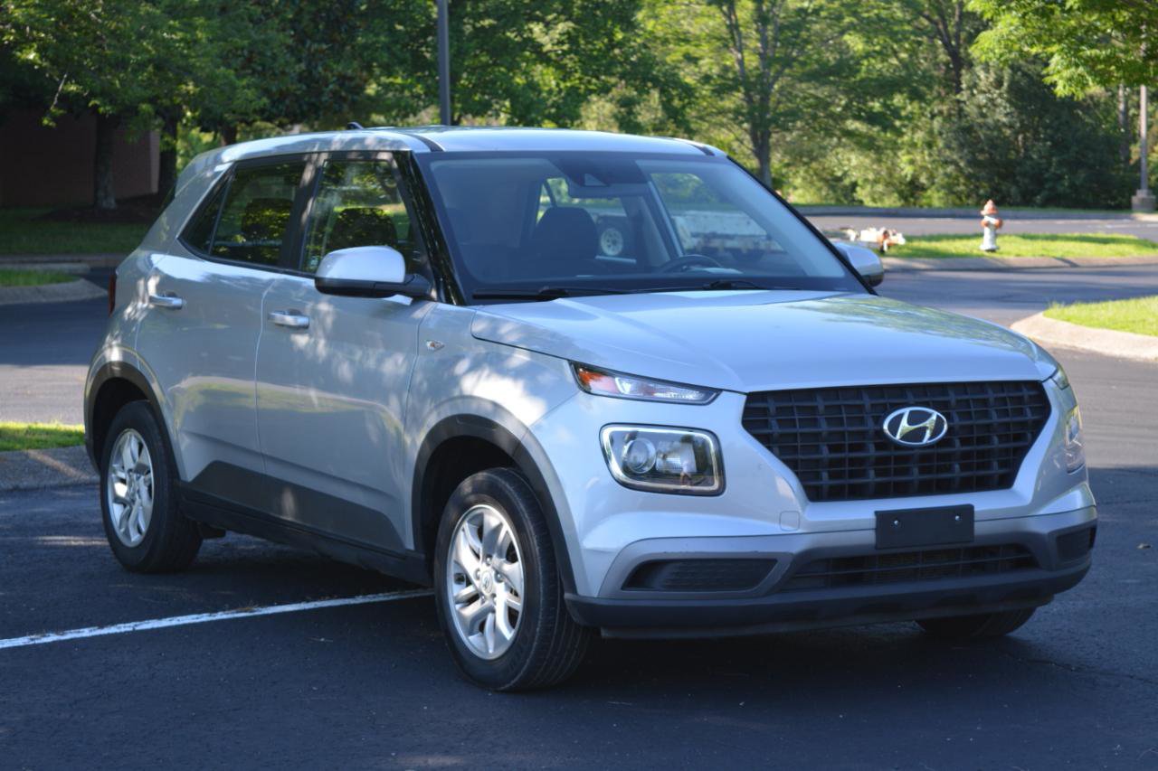 Used 2021 Hyundai Venue SE FWD image 3