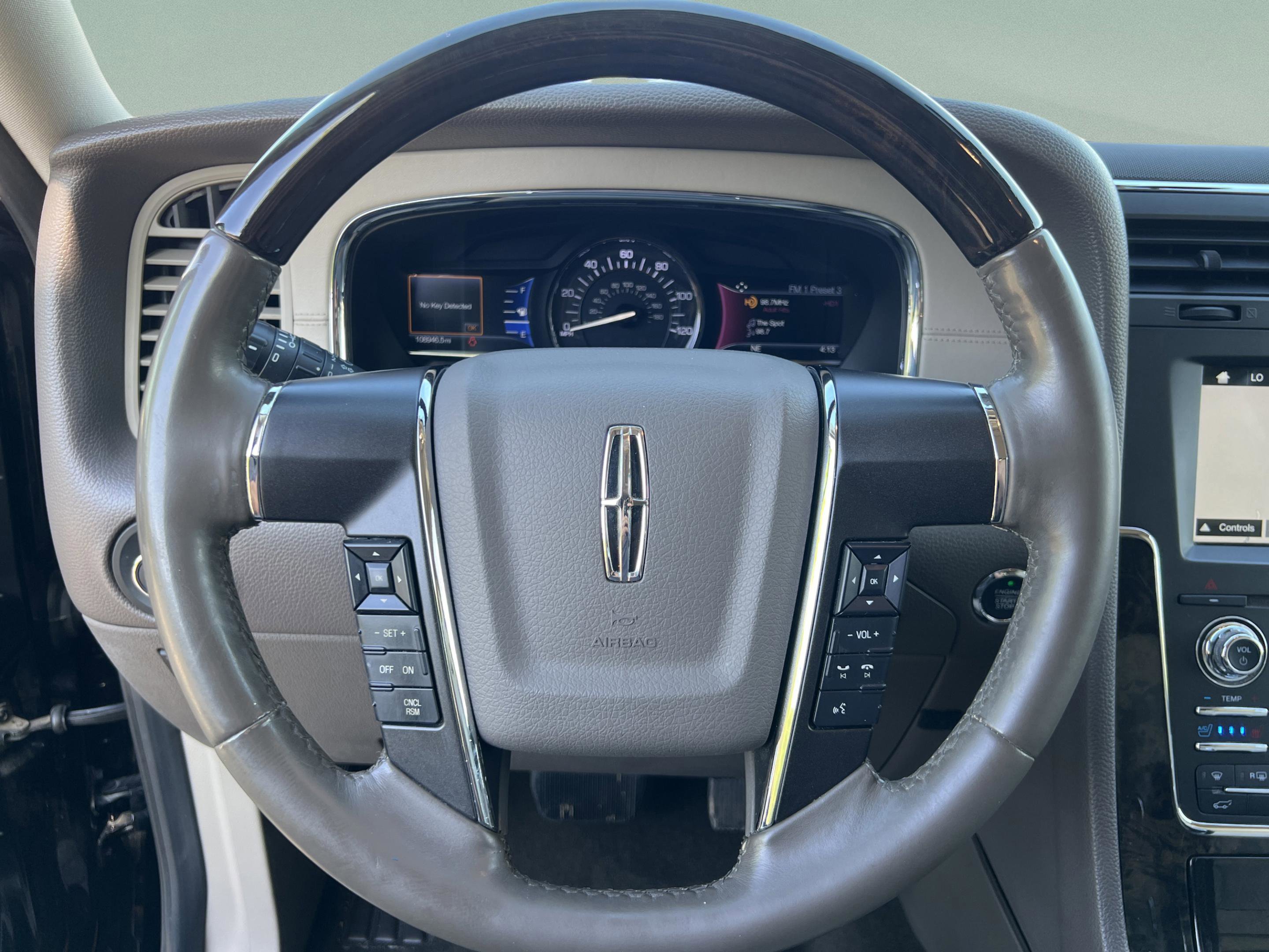 Used 2017 Lincoln Navigator Select image 15