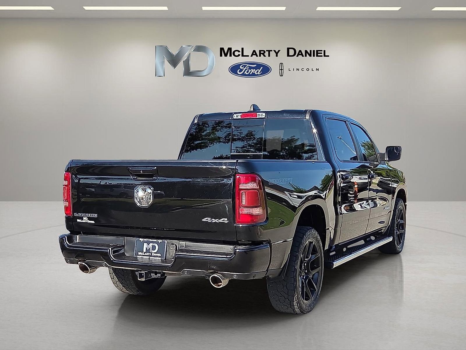Used 2023 RAM 1500 Laramie AWD/4WD image 5